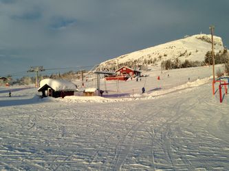 Skeikampen alpinsenter ligger 500 meter på oversiden av hytta. Ski-out!